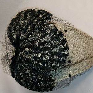 Feather Hair Accessory With Veil Capulet